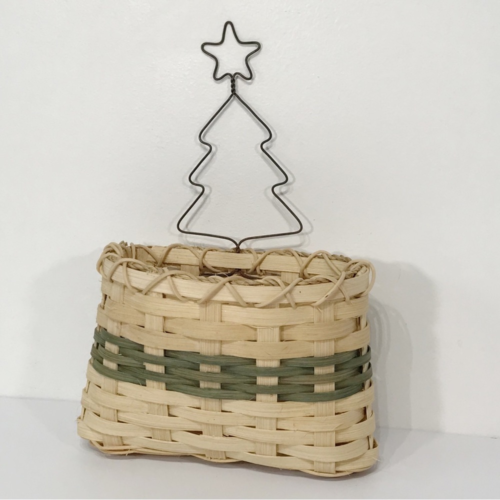Vintage Signed Folk Art Wall Hanging Pocket Woven Wicker Basket Christmas Tree - Picture 6 of 15